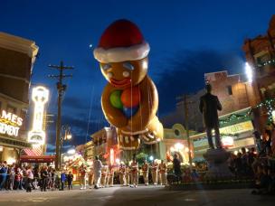 Lebkuchenmann Ballon bei der Universal Holiday Parade