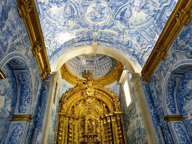 Kircheninnenraum voller Azulejos-1200x900